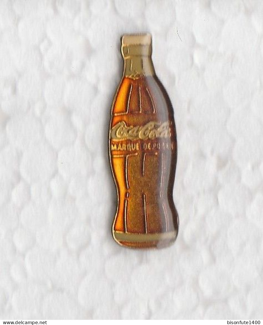 1 Pin's Avec Publicité COCA COLA - ESSO - En Métal Doré Et 1 Attache. - Coca-Cola