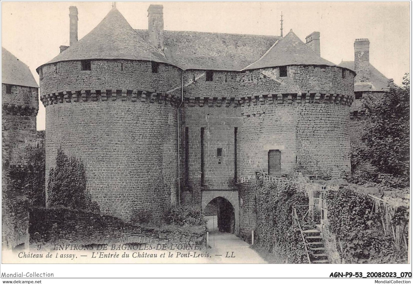 AGNP9-0747-53 - LASSAY -  Environs De Bagnoles De L'orne - Chateau De Lassay - Entrée Du Chateau Et Le Pont-levis - Lassay Les Chateaux
