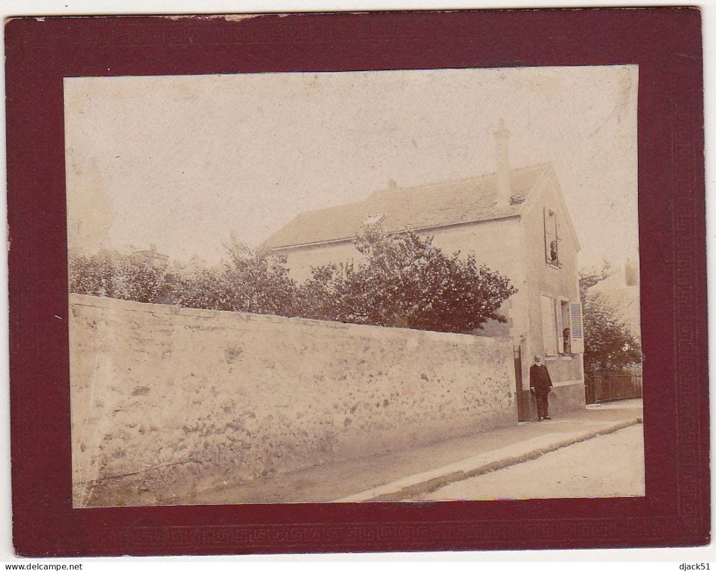 2 AncienneS PhotographieS ColléeS Sur Un Carton épais / Lieu à Identifier (Maison, Monument Aux Morts) - Antiche (ante 1900)