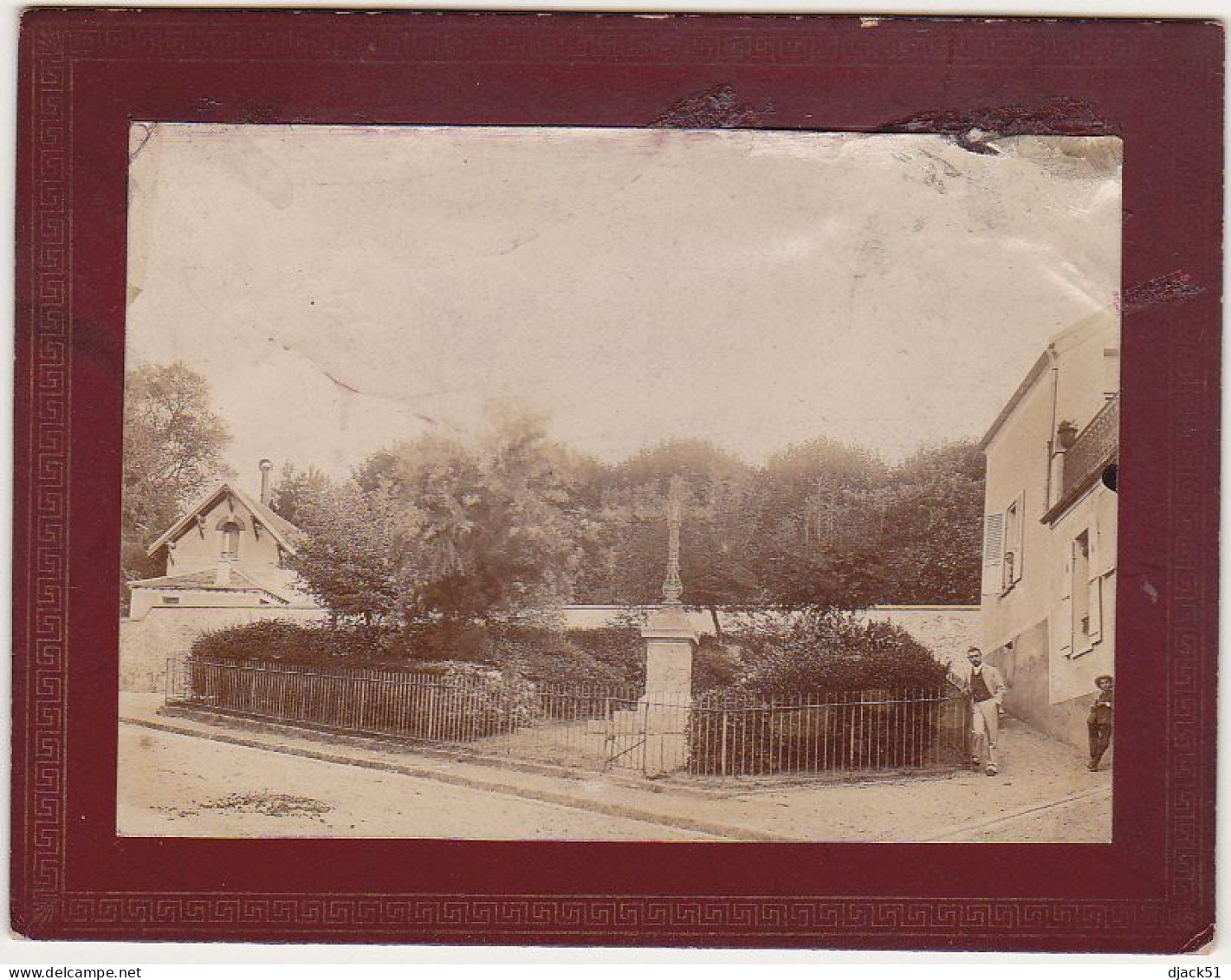 2 AncienneS PhotographieS ColléeS Sur Un Carton épais / Lieu à Identifier (Maison, Monument Aux Morts) - Old (before 1900)