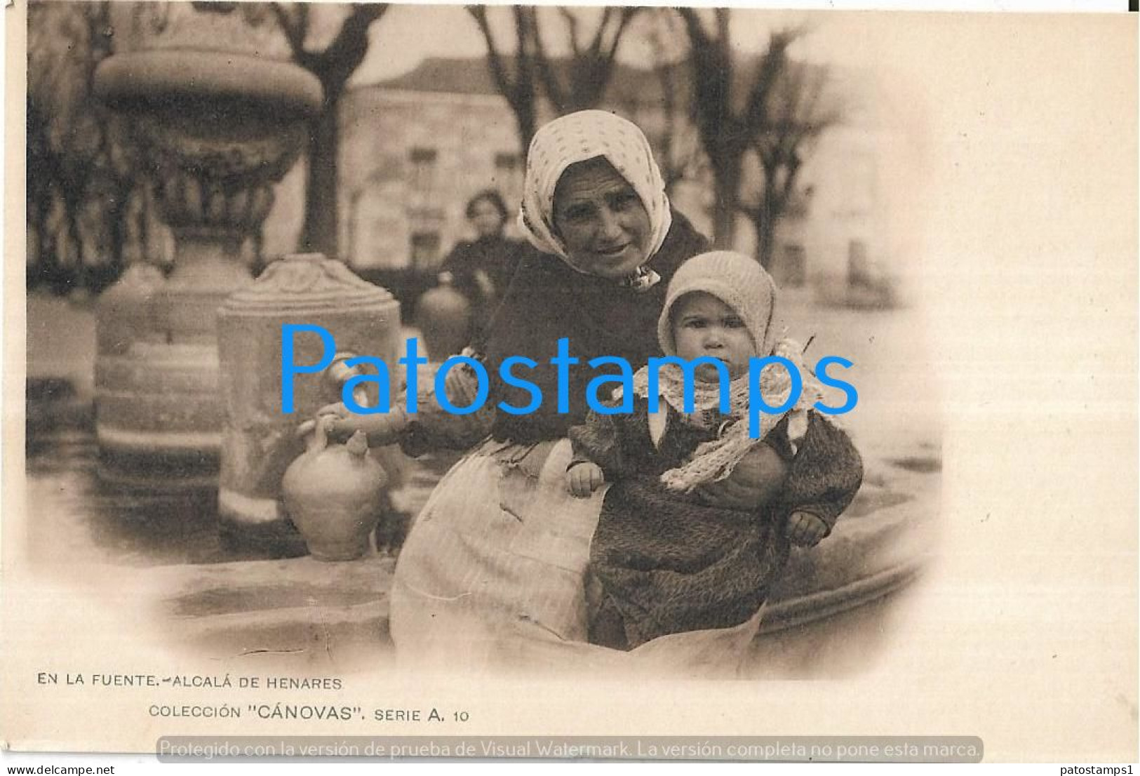 228722 SPAIN ESPAÑA ALCALA DE HENARES COSTUMES WOMAN & BABY IN SOURCE FUENTE COELCCION CANOVAS  POSTAL POSTCARD - Autres & Non Classés