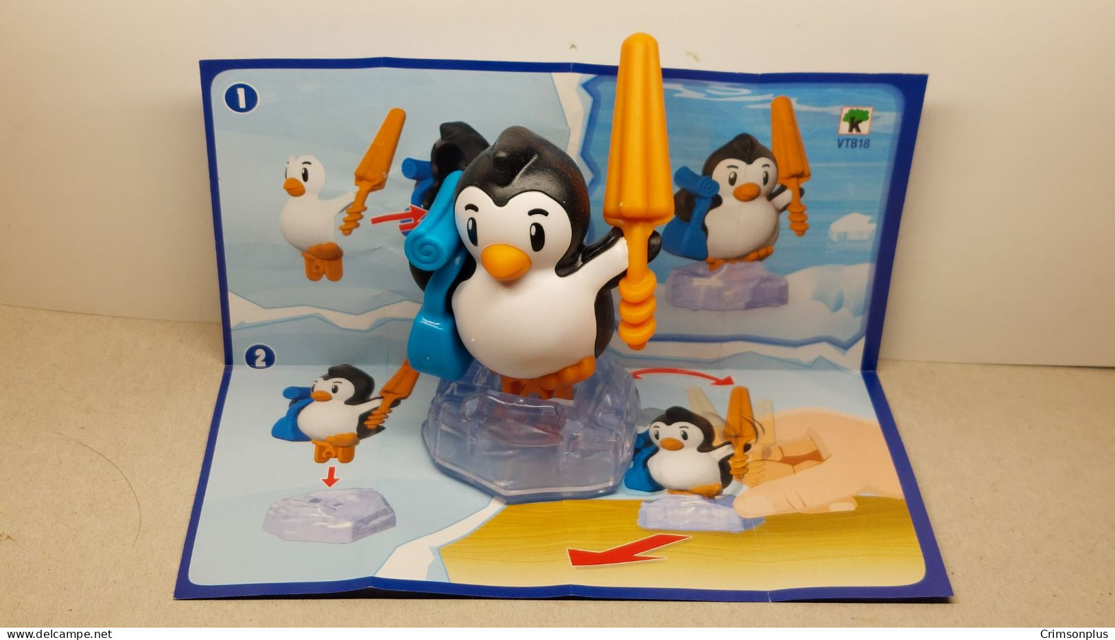 2022 Ferrero - Kinder Surprise - VTB18 - Maxi - Iced Beach Penguins Winter  -  Penguin With Parasol + BPZ - Aufstellfiguren