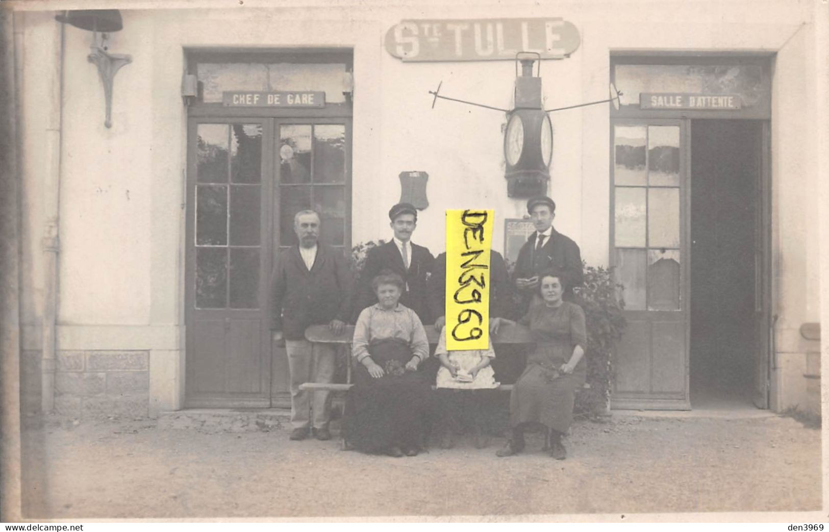 SAINTE-TULLE (Basses-Alpes) - Employés De La Gare Entre La Salle D'Attente Et Le Bureau Du Chef De Gare - Carte-Photo - Altri & Non Classificati