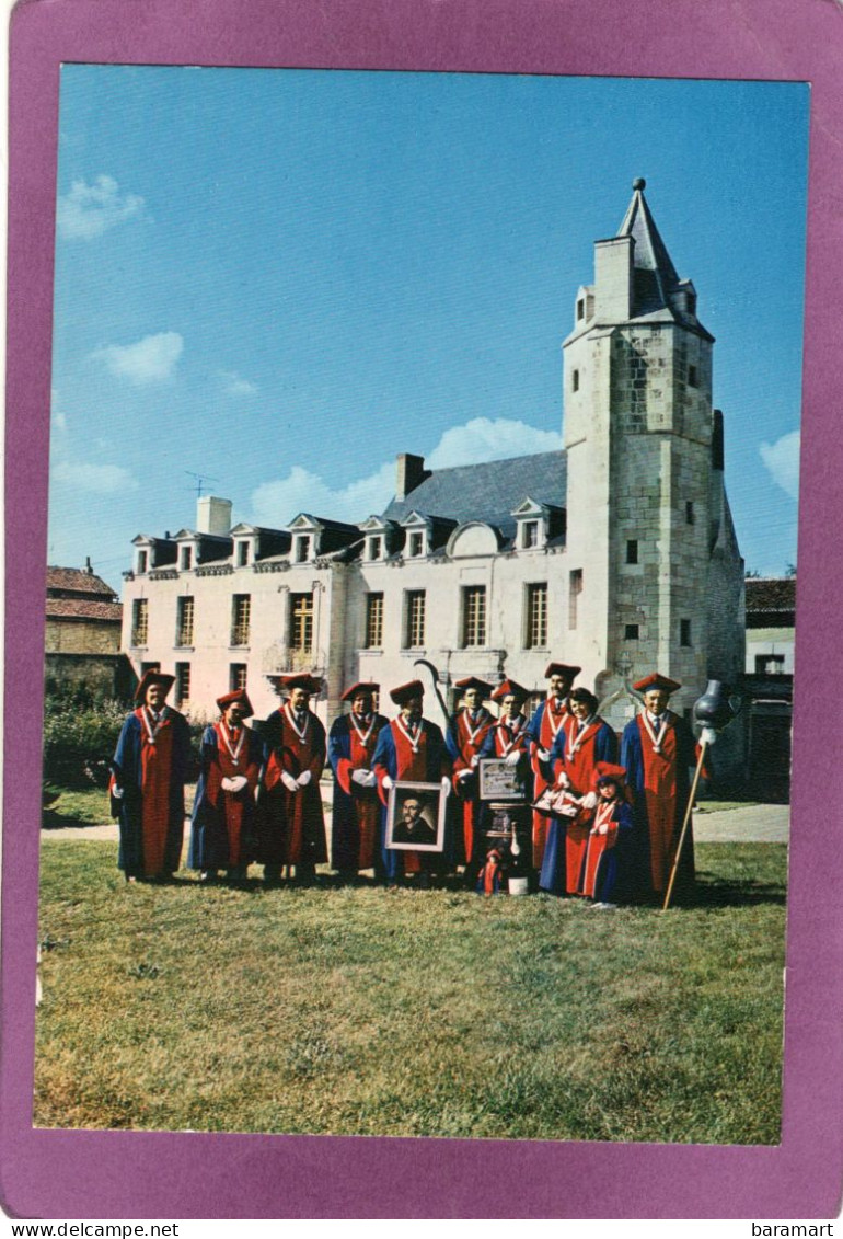 86 LOUDUN  La Confrérie Des HUME-PIOTS Du LOUDUNOIS  Devant L'Echevinage De Loudun - Loudun