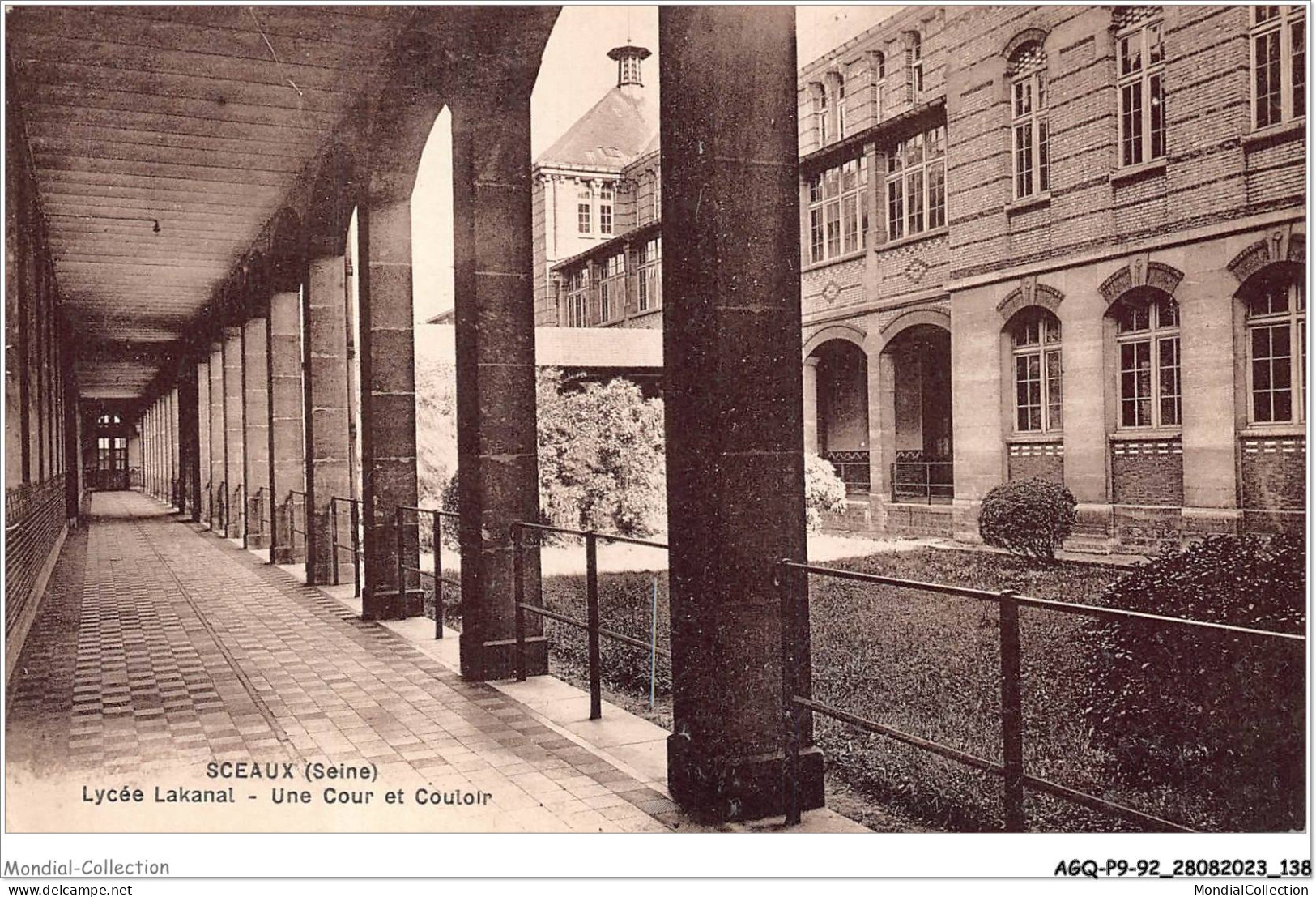 AGQP9-0739-92 - SCEAUX - Lycée Lakanal - Une Cour Et Couloir  - Sceaux