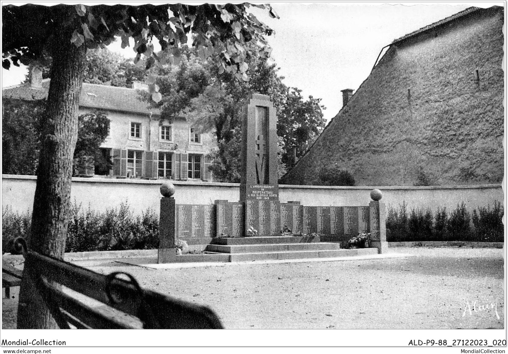 ALDP9-88-0811 - NEUFCHATEAU - Monument Aux Morts 1939-1945 - Neufchateau