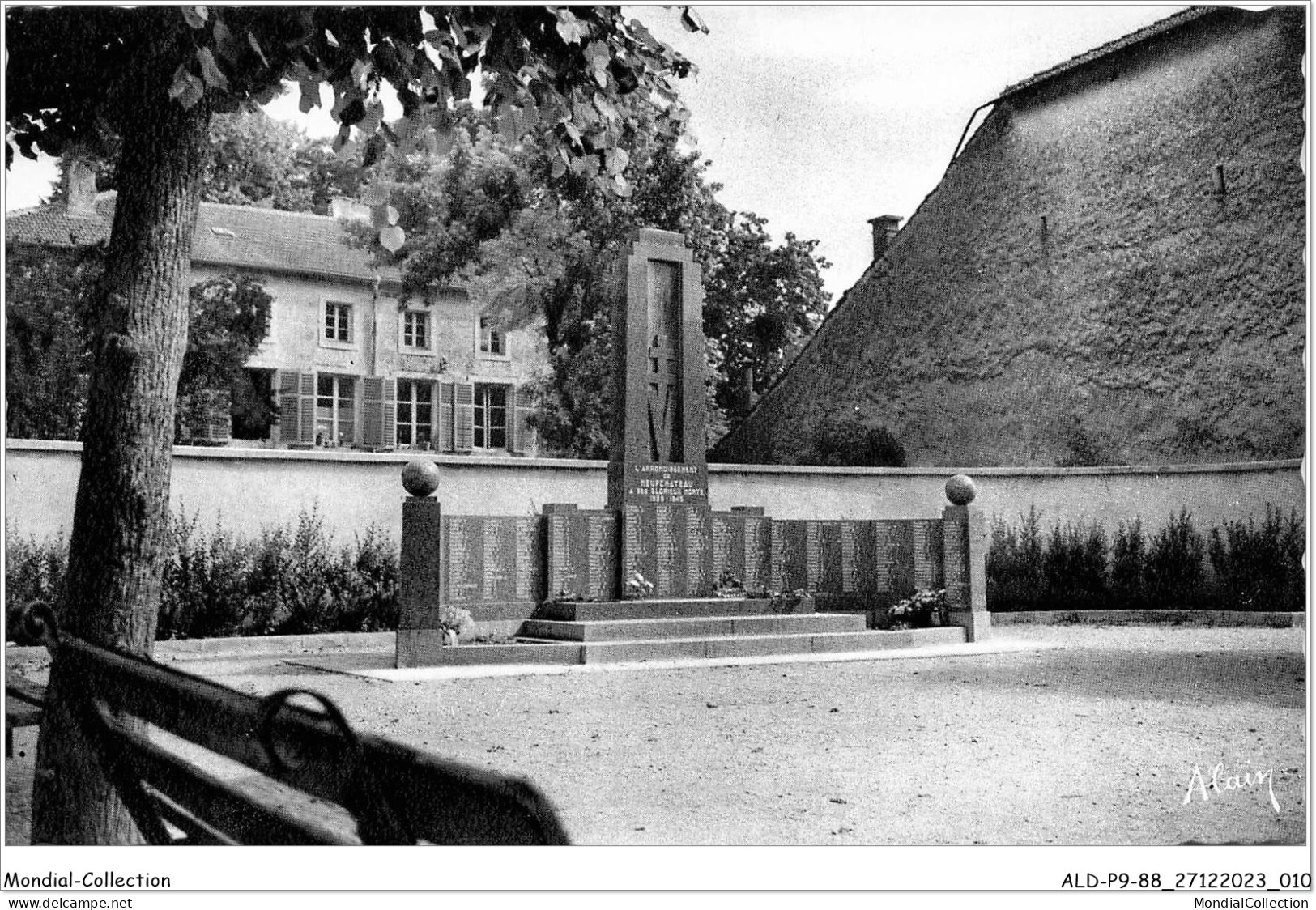 ALDP9-88-0806 - NEUFCHATEAU - Monument Aux Morts 1939-1945 - Neufchateau