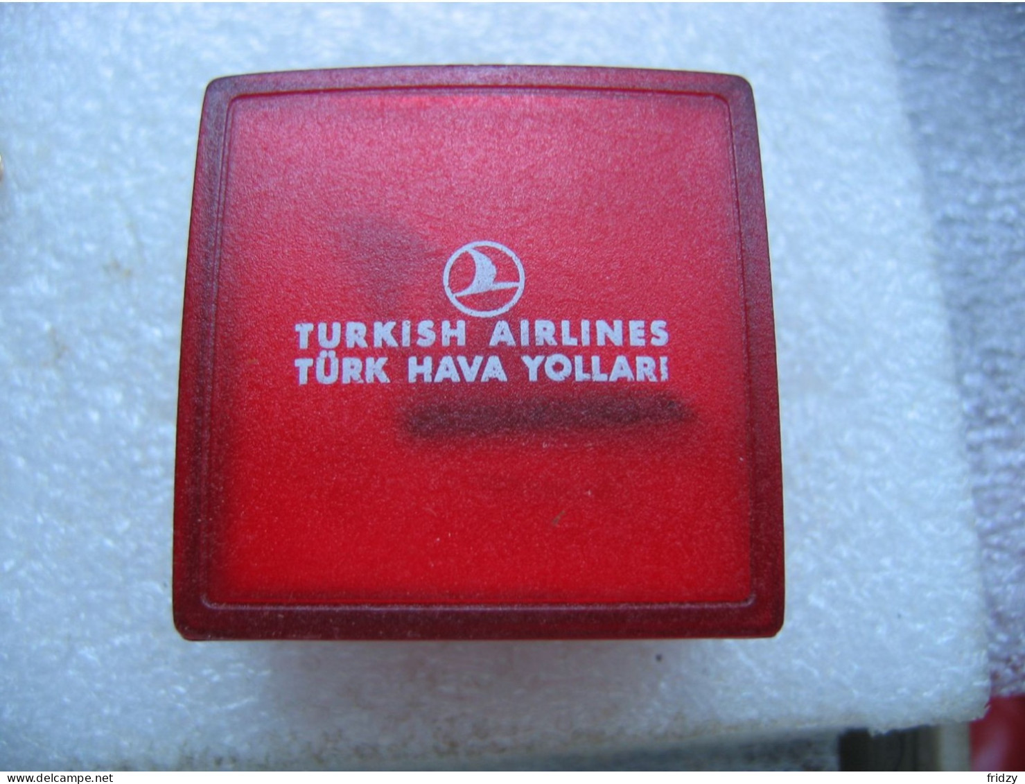 Pin's Dans Un Coffret D'une Aile De Gouvernail Des Avions De La Compagnie Aérienne Turkish Airlines. Turk Hava Yollari - Aviones