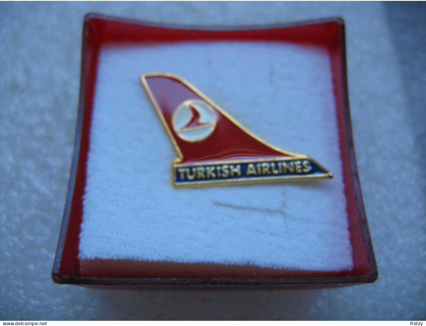 Pin's Dans Un Coffret D'une Aile De Gouvernail Des Avions De La Compagnie Aérienne Turkish Airlines. Turk Hava Yollari - Aerei