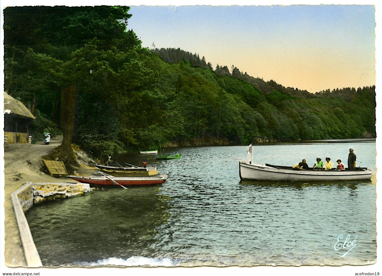 Les Bords Du Lac Pavin Avec Les Bateaux De Pêche Et De Promenade - Autres & Non Classés