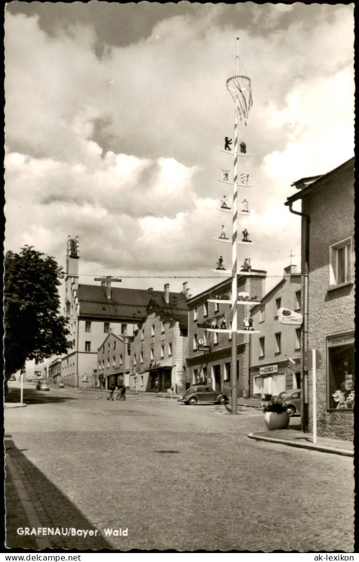 Grafenau (Niederbayern) Stadtplatz Mit Maibaum; VW Käfer Vor Geschäft 1960 - Autres & Non Classés