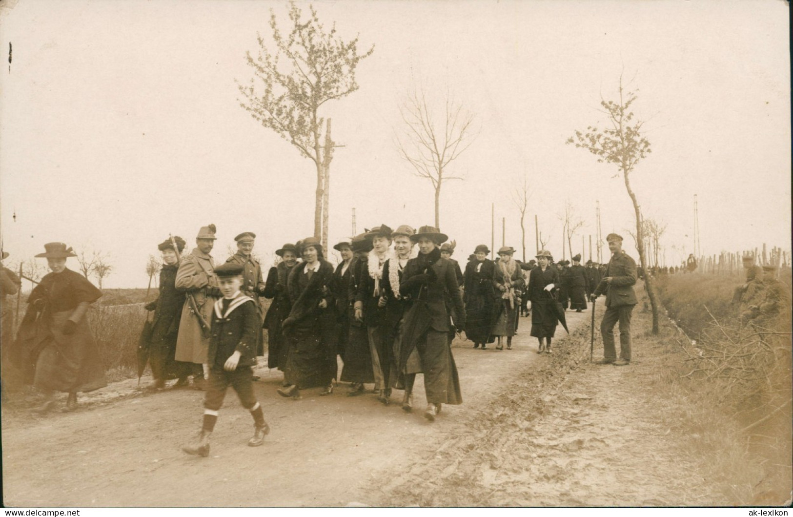 Foto  Wanderung Feine Damen Und Soldaten 1917 Privatfoto - Autres & Non Classés