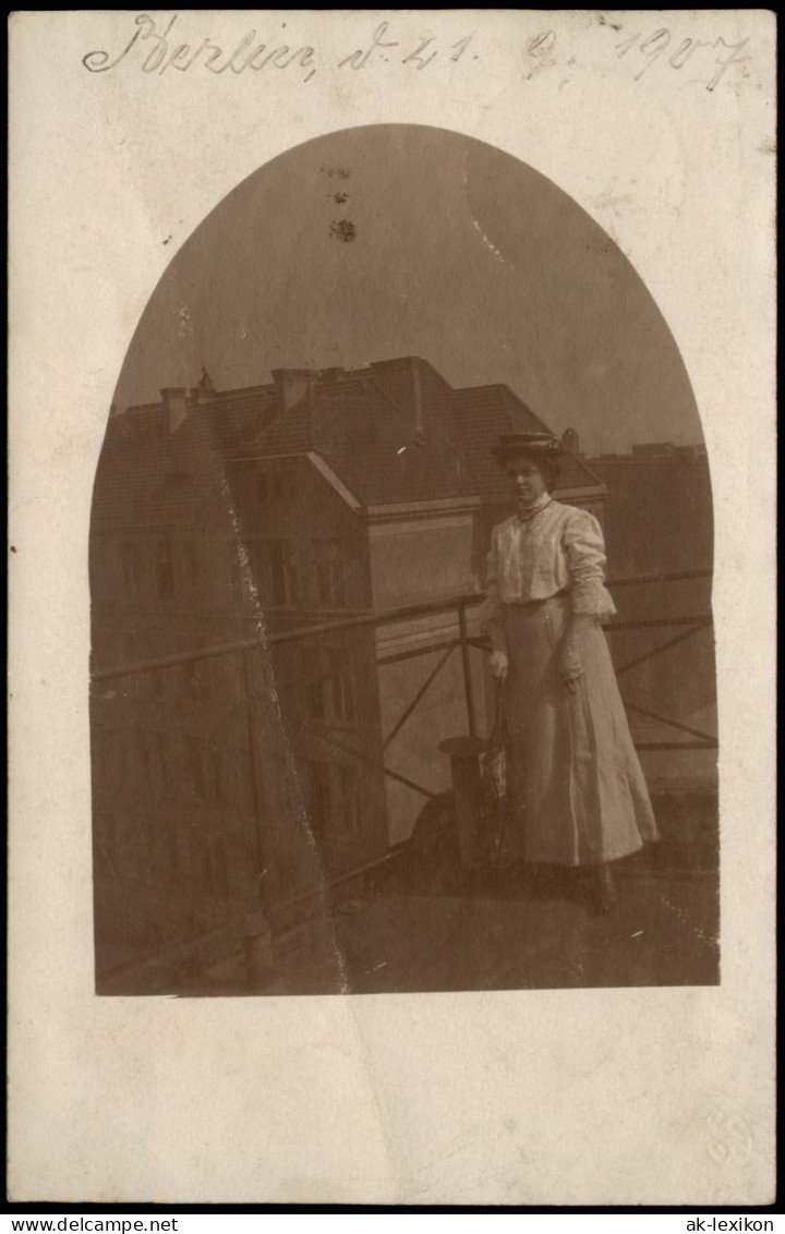 Ansichtskarte Berlin Frau In Modischer Kleidung Auf Terrasse 1907 Privatfoto - Otros & Sin Clasificación