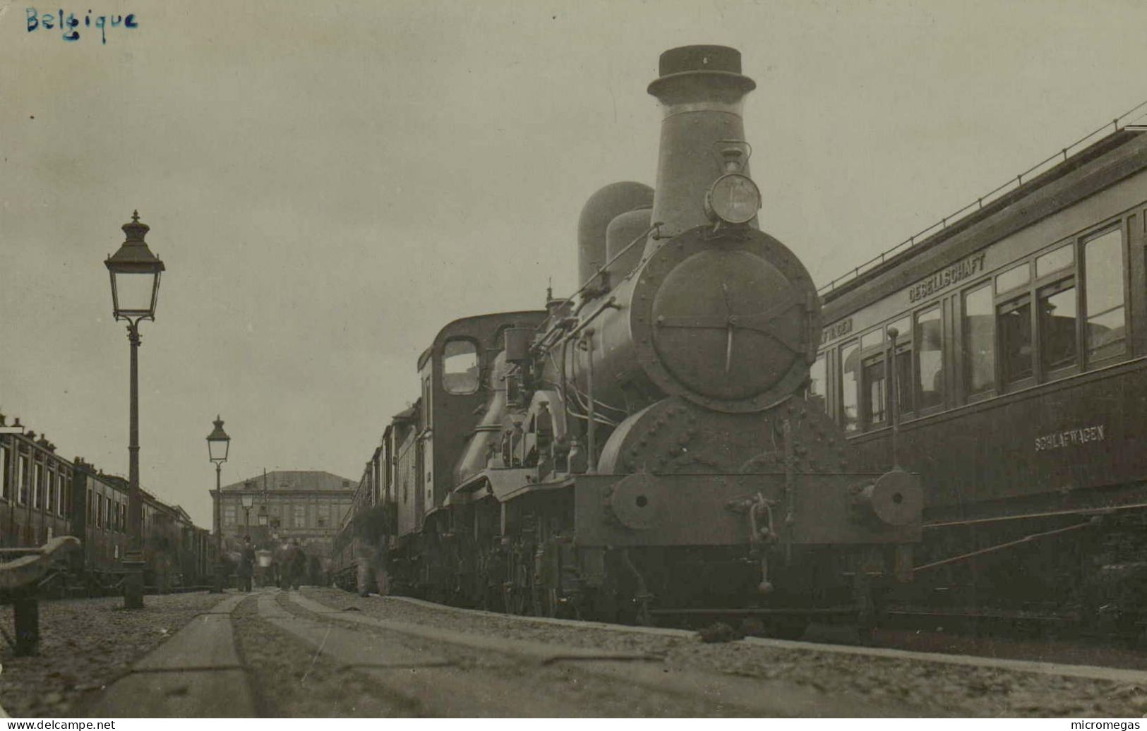 Etat Belge - Express Ostende-Bruxelles En Gare D'Ostende En 1899Machine N° 2-221 - Trains