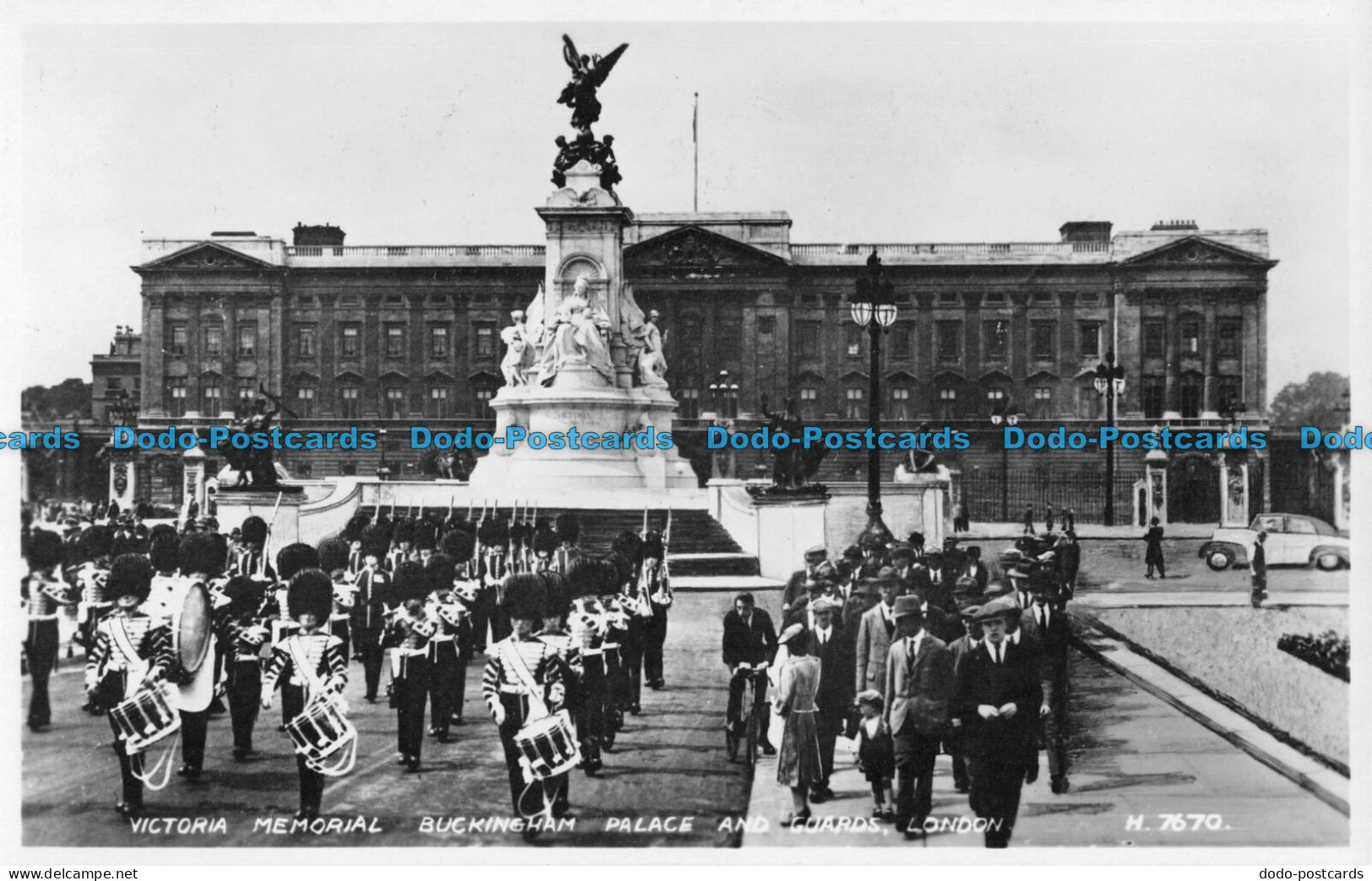 R085527 Victoria Memorial. Buckingham Palace And Guards. London. Valentine. RP - Otros & Sin Clasificación