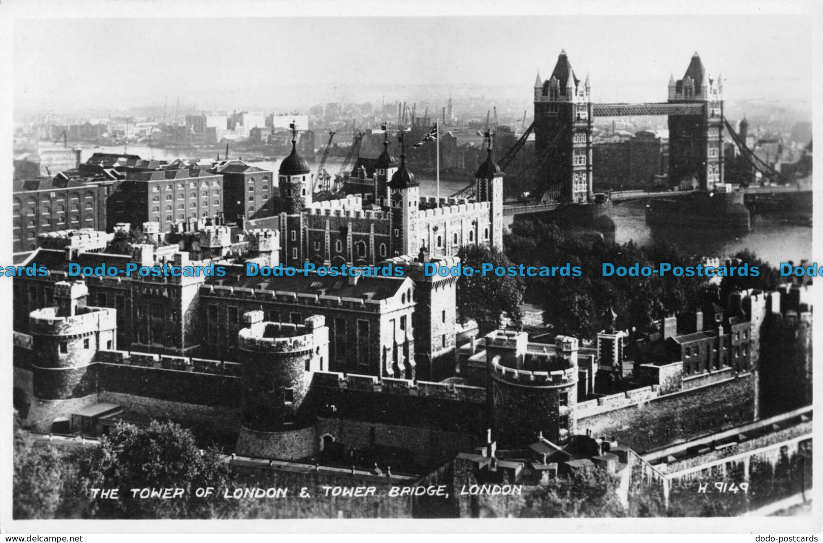 R085558 The Tower Of London And Tower Bridge. London. Valentine. RP - Sonstige & Ohne Zuordnung