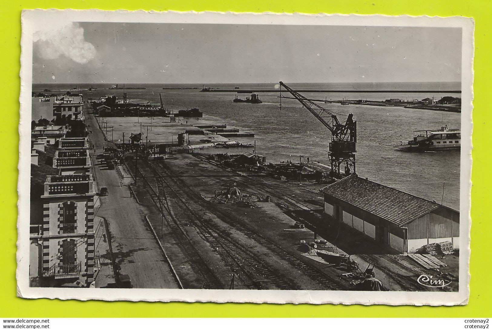 Tunisie BIZERTE Les Quais En 1948 Voies Ferrées Grue Bac Tonneaux - Tunisia