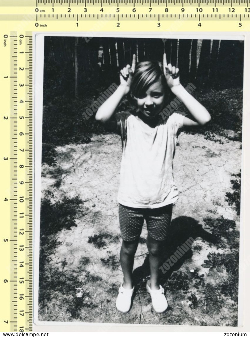 REAL PHOTO  Cute Kid Girl  Hands Like Rabbit Fillette  PHOTO SNAPSHOT - Personnes Anonymes