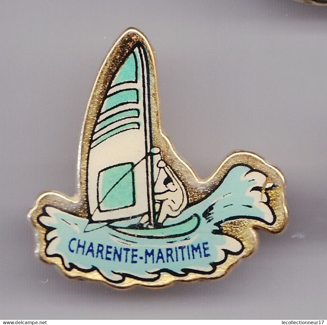 Pin's Charente Maritime Sport Planche à Voile En Charente Maritime Dpt 17 Réf 4243 - Cities