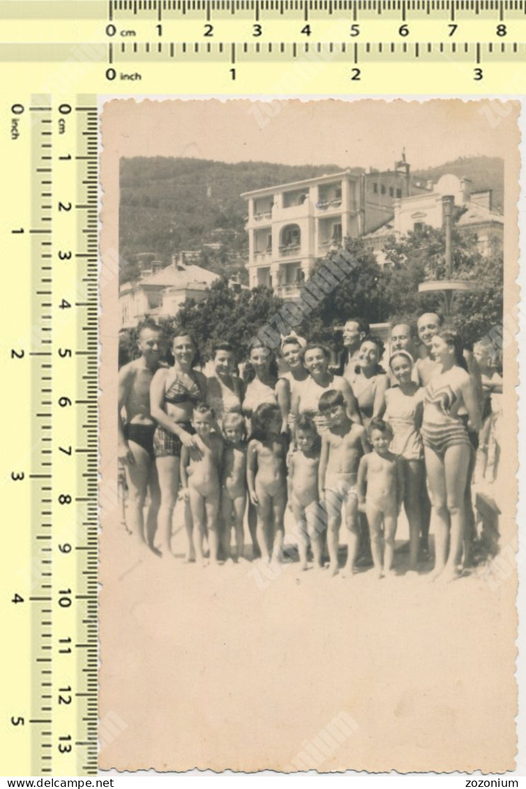 REAL PHOTO 1949 Beach Families Swimsuit Women Men Kids Hommes Femmes Enfants Sur Plage  PHOTO SNAPSHOT - Personas Anónimos