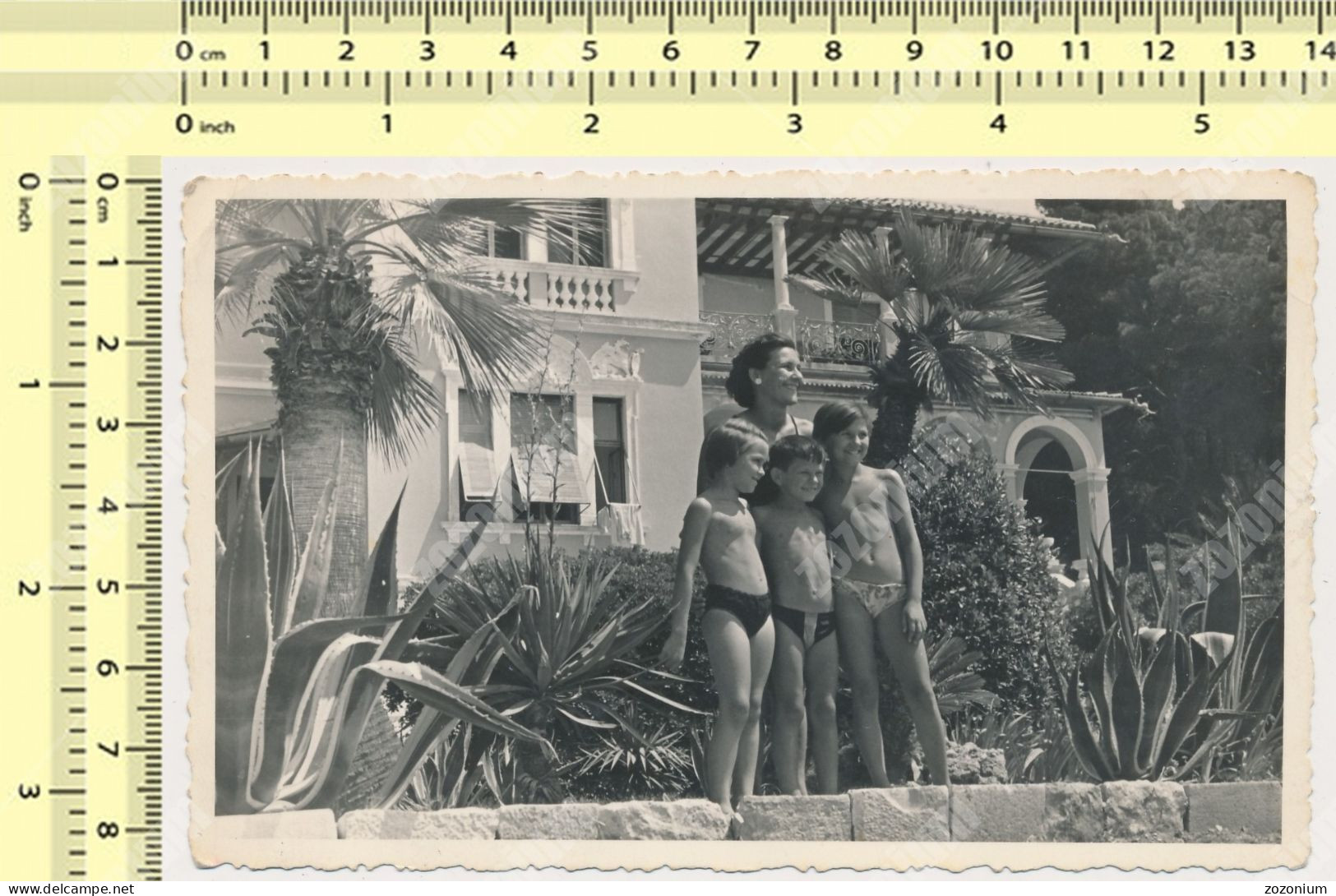 REAL PHOTO  Beach Swimsuit Woman And Kids Girls And Boy Femme Et Enfants Fillettes Et Garcon Sur Plage  PHOTO SNAPSHOT - Anonymous Persons