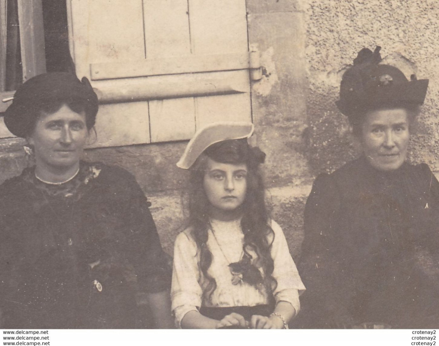 Carte Photo à Identifier VOIR 2 ZOOMS 2 Femmes 3 Enfants  Et 1 Homme Terrasse D'un Café Restaurant ? Beaux Chapeaux - Restaurants