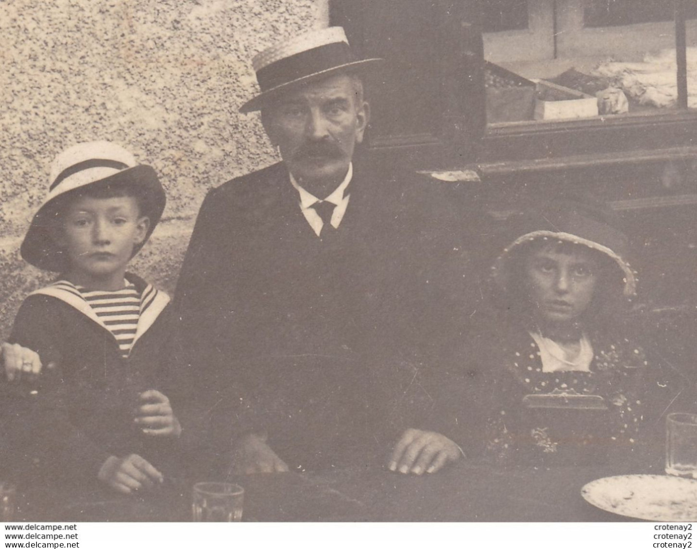 Carte Photo à Identifier VOIR 2 ZOOMS 2 Femmes 3 Enfants  Et 1 Homme Terrasse D'un Café Restaurant ? Beaux Chapeaux - Restaurantes