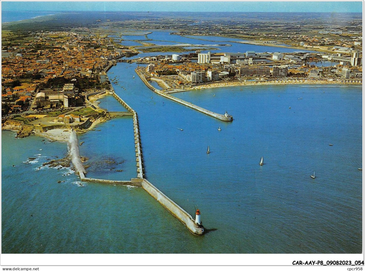 CAR-AAYP8-85-0571 - LES SABLES D'OLONNE - Sortie Du Port De Peche Et De Plaisance - Sables D'Olonne