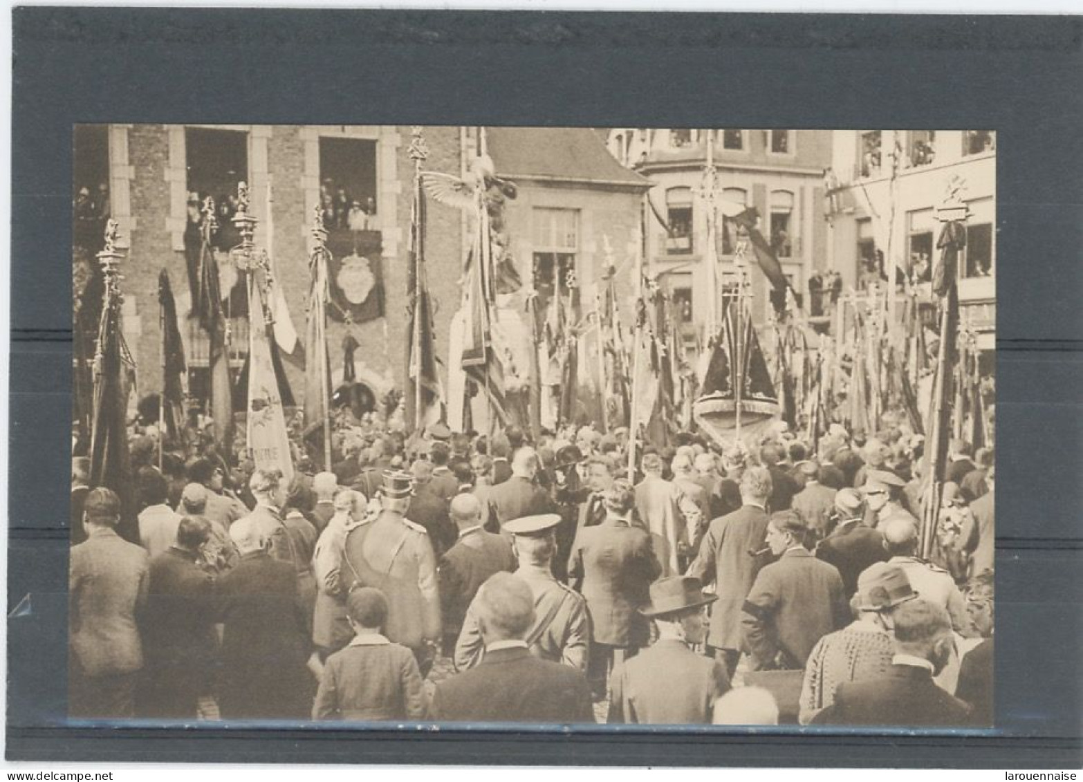 DINANT -SOUVENIR DE L'INAUGURATION DU MONUMENT AUX MORT DE DINANT , 23 AOUT 1914-COUR DE L'HOTEL DE VILLE  LES DRAPEAUX - Dinant