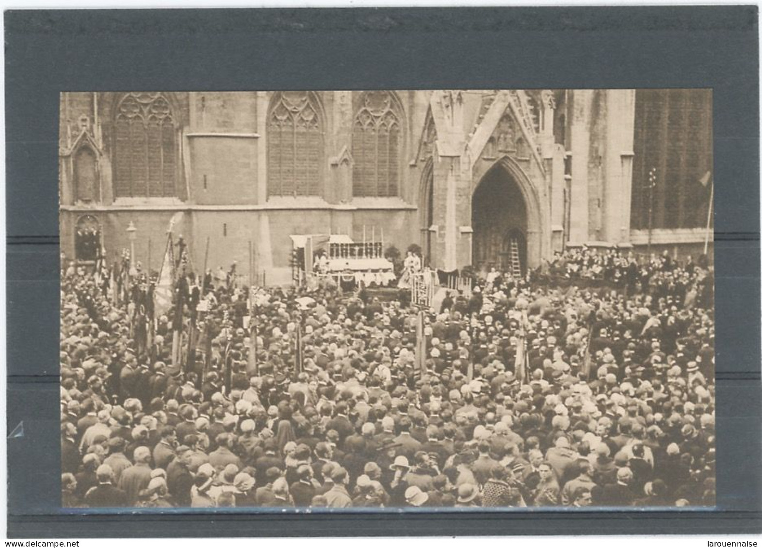 DINANT -SOUVENIR DE L'INAUGURATION DU MONUMENT AUX MORT DE DINANT , 23 AOUT 1914-OFFICE EN PLEIN AIR PAR Mgr JULIEN - Dinant