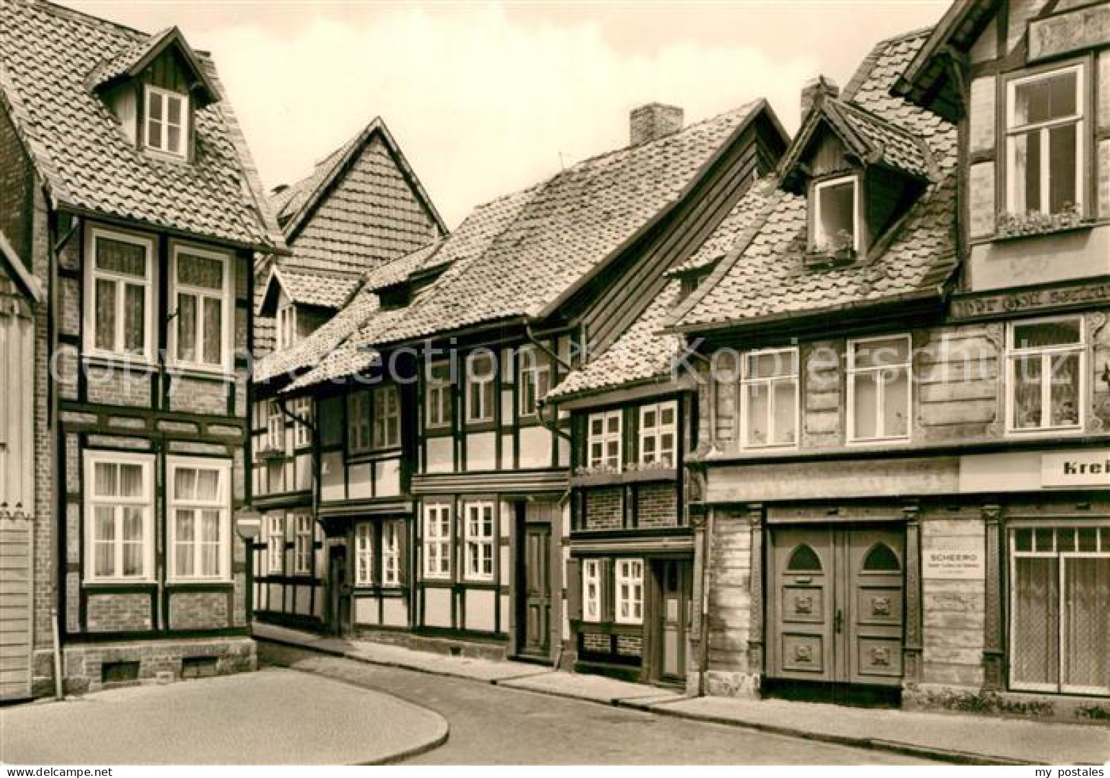 72945785 Wernigerode Harz Alte Fachwerkbauten Mit Dem Kleinsten Haus Wernigerode - Wernigerode