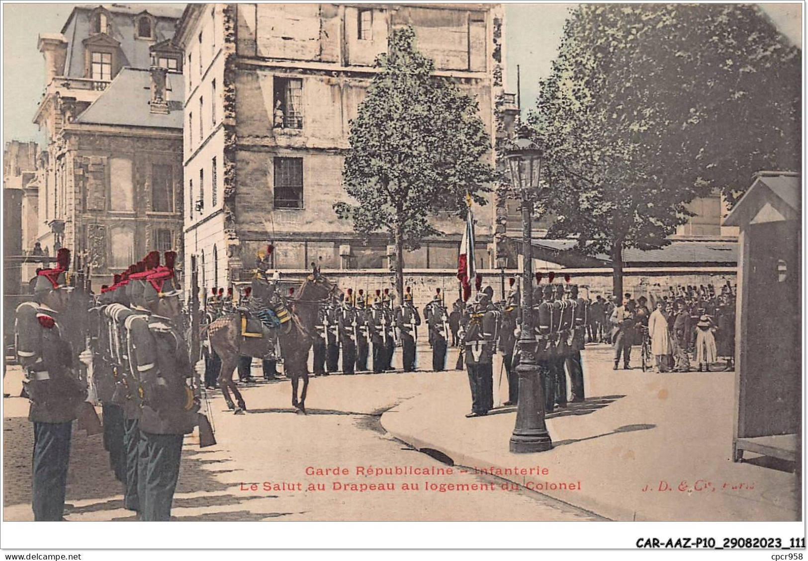 CAR-AAZP10-0775 - MILITAIRE - Garde Republicaine - Infanterie - Le Salut Du Drapeau Au Logement Du Colonnel  - Patriotiques