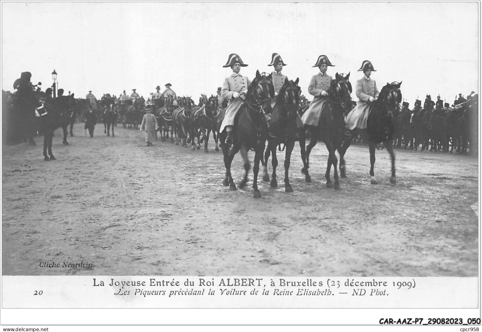 CAR-AAZP7-0527 - BELGIQUE - BRUXELLES - La Joyeuse Entrée Du Roi Albert - Les Piquers Précedent La Voiture De La Reine  - Fêtes, événements