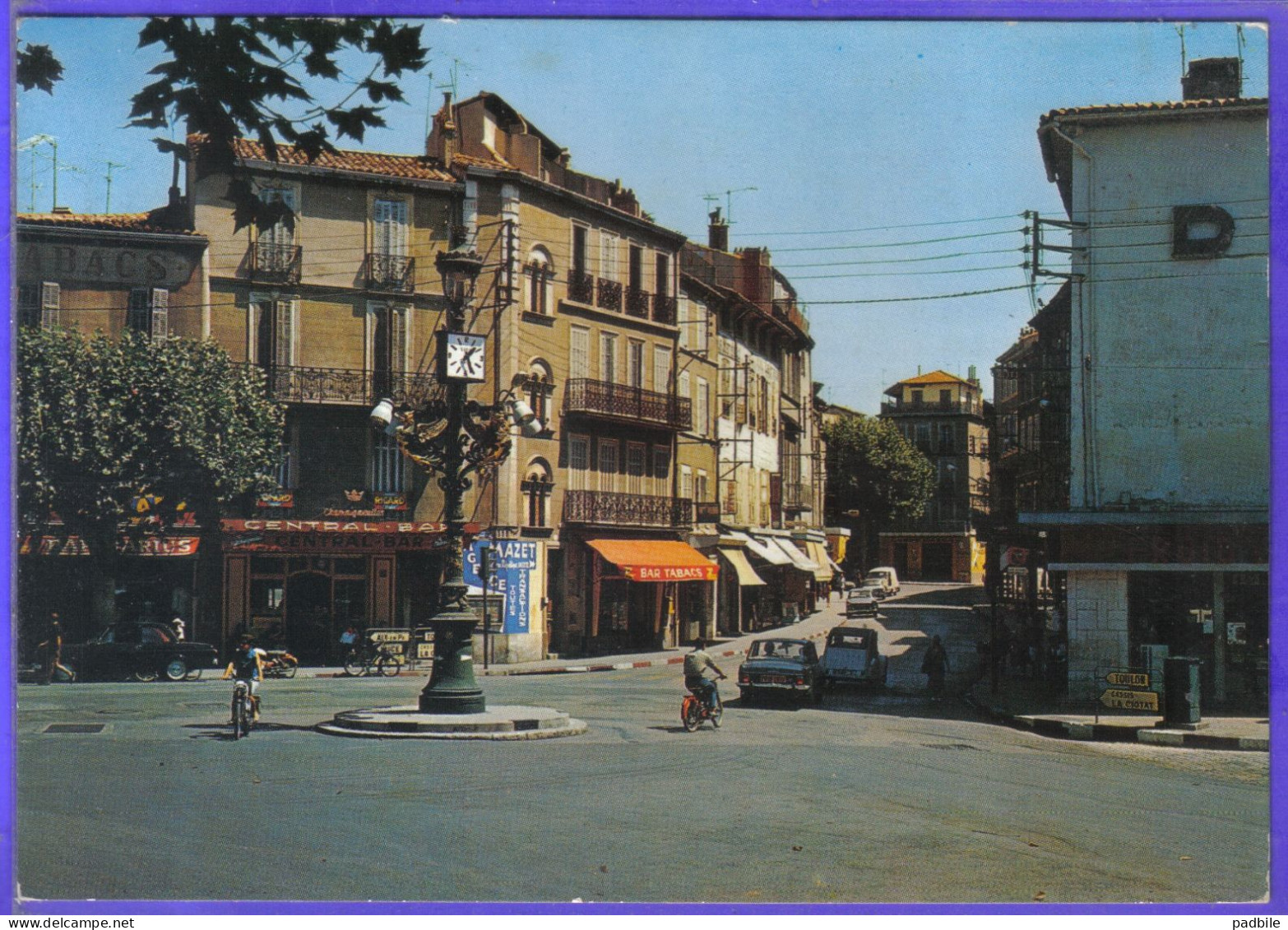 Carte Postale 13. Aubagne Carrefour Et Rue De La République  Très Beau Plan - Aubagne