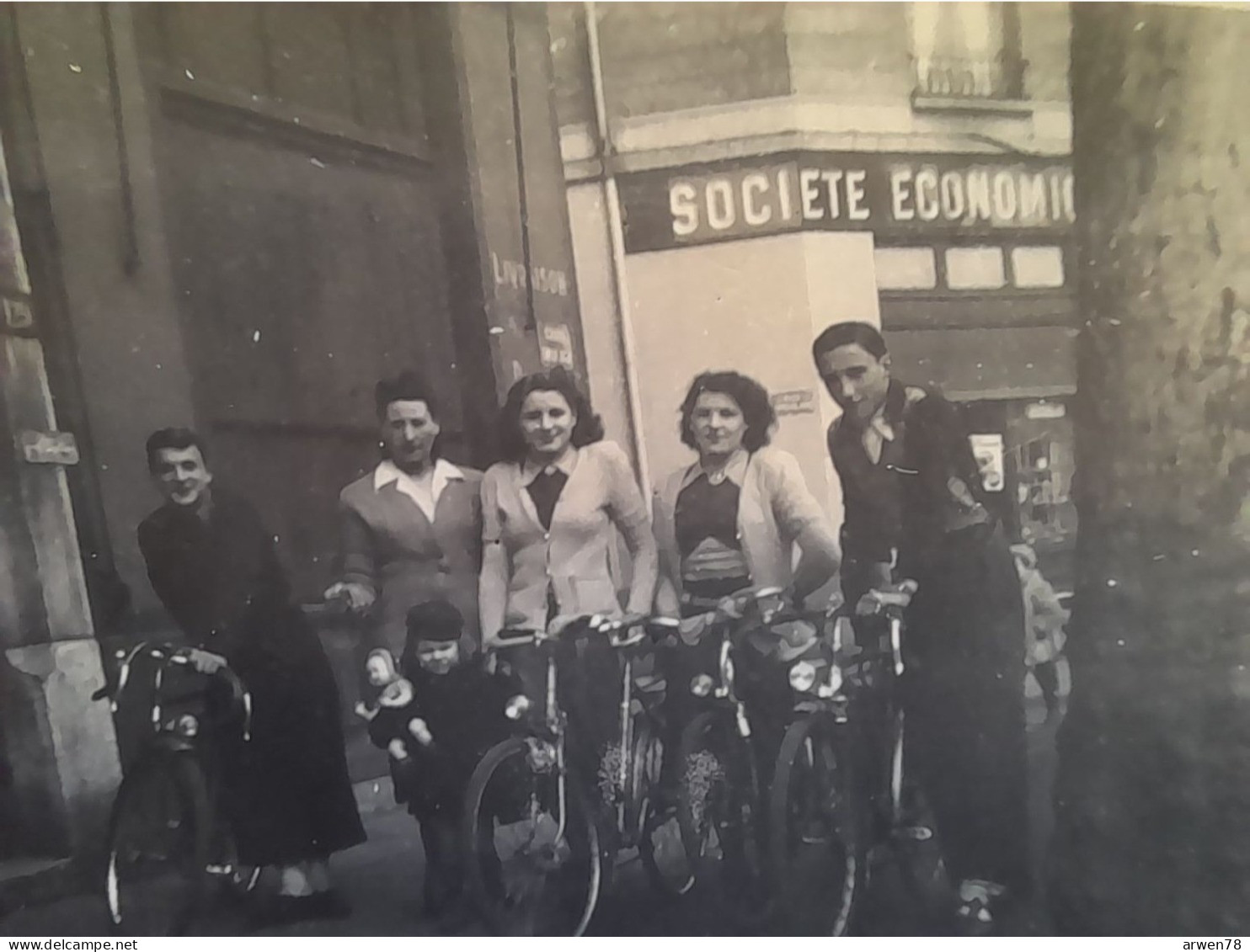 Photo Un Groupe Avec Velo Devant UN MAGASIN DE LA SOCIETE ECONOMIQUE Région De LYON ? - Lieux