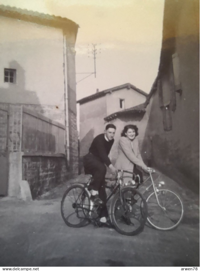 Photo Un Couple Avec Velo  DANS UNE RUE A DARDILLY 1949 - Lieux