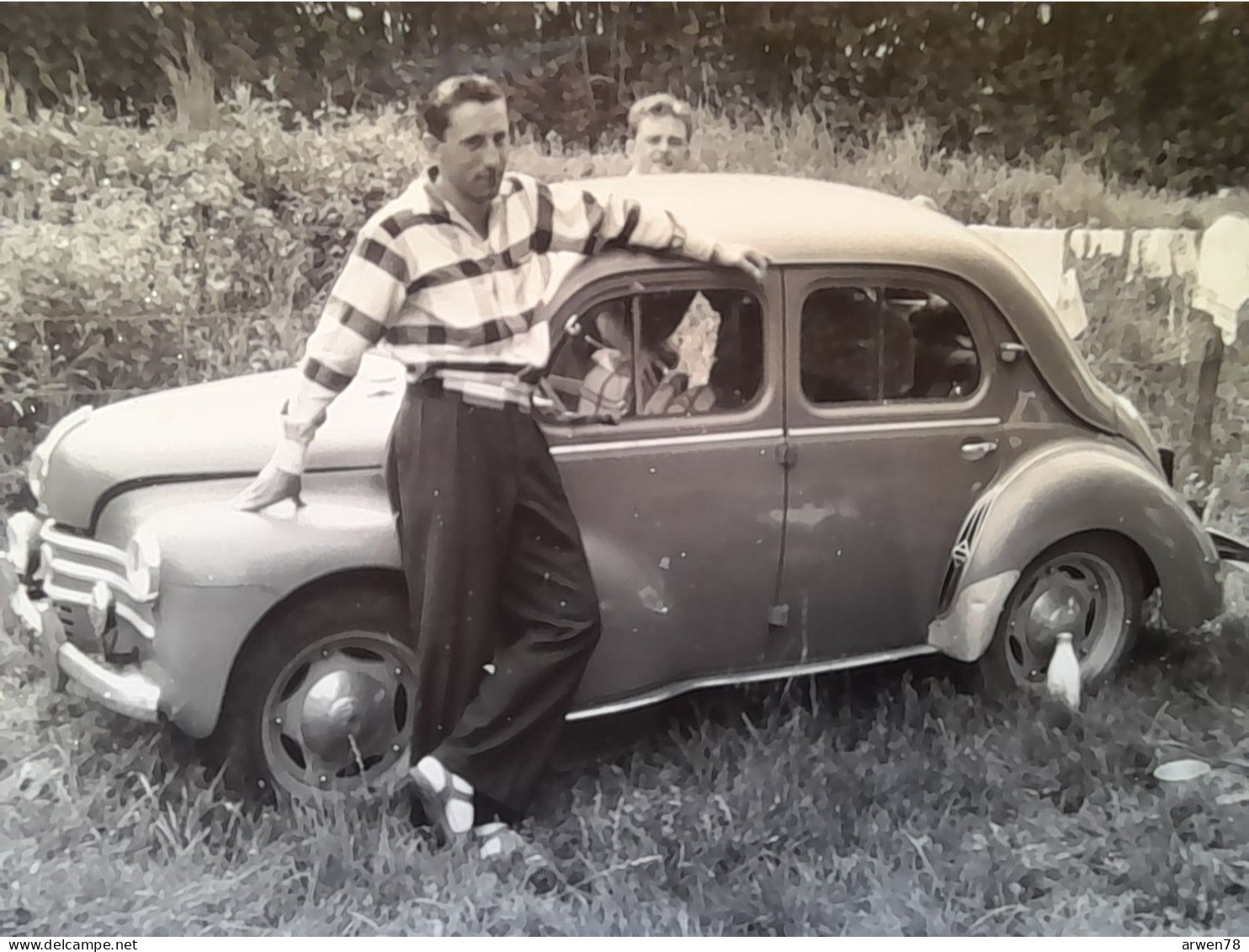 Photo UNE 4 CV CHEVAUX RENAULT EN PIC - NIC / PIQUE - NIQUE - Lieux