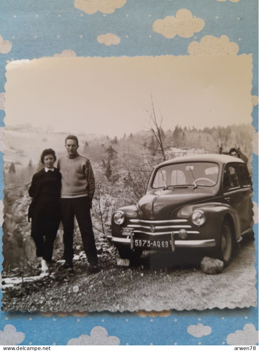 Photo Un Couple Avec UNE 4 CV CHEVAUX RENAULT AU COL DE PORTE 1958 IMATRICULATION 5973 - AQ - 69 - Lieux