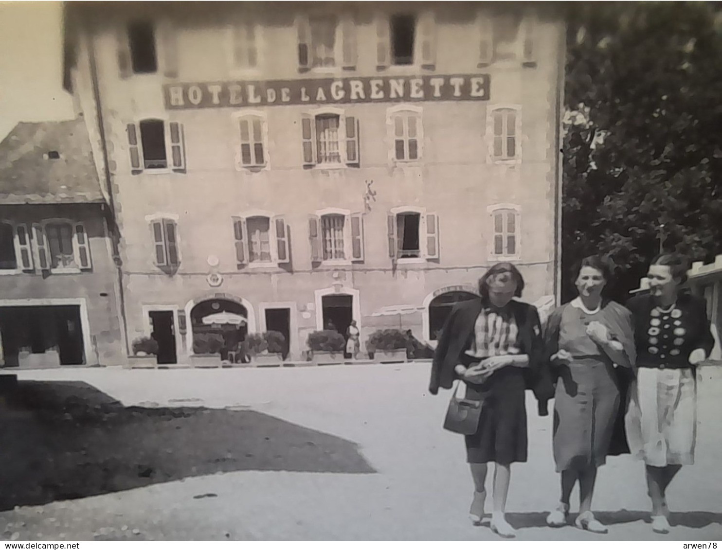 PHOTO 3 FEMMES  DEVANT L'HOTEL DE LA GENETTE A LA ROCHE SUR FORON - Lieux