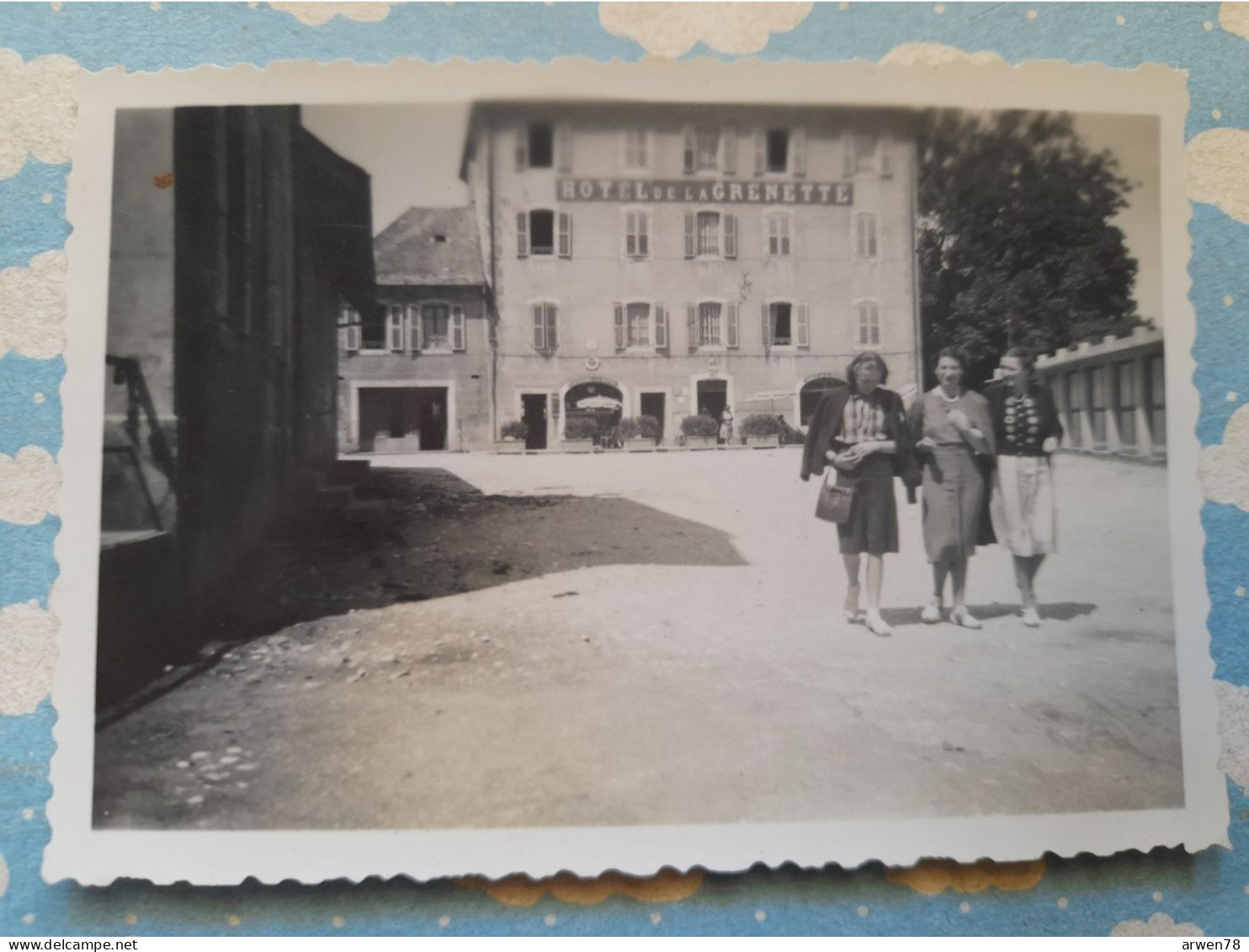 PHOTO 3 FEMMES  DEVANT L'HOTEL DE LA GENETTE A LA ROCHE SUR FORON - Lieux