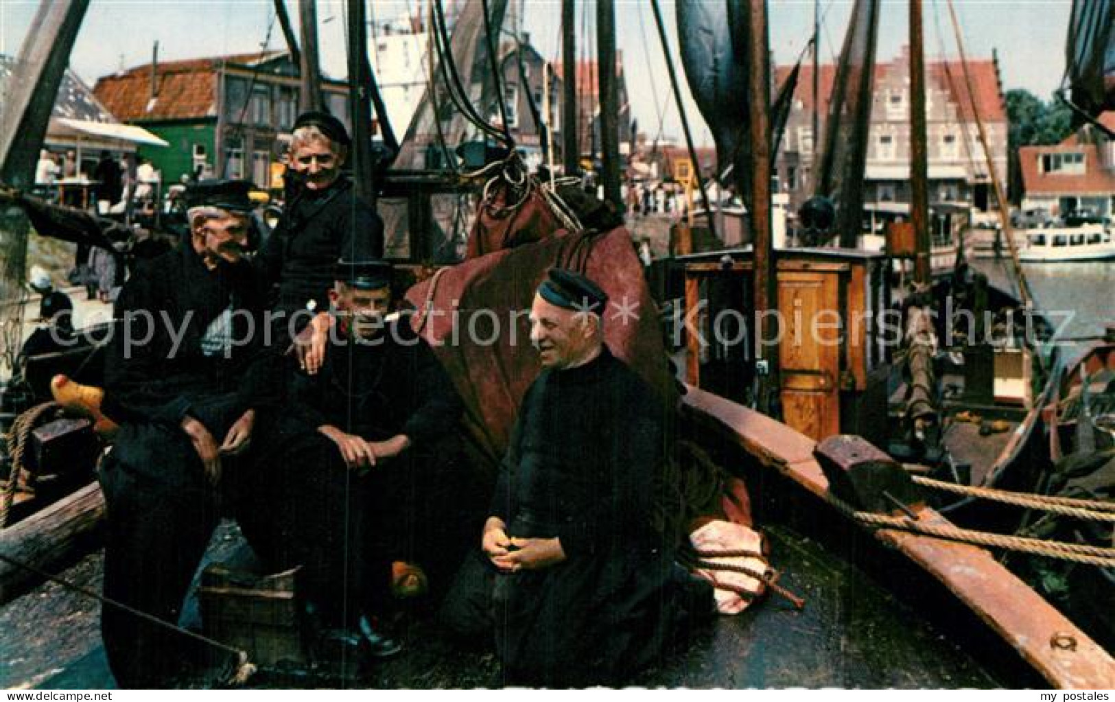 72939347 Volendam Fischer Im Fischereihafen Volendam - Sonstige & Ohne Zuordnung