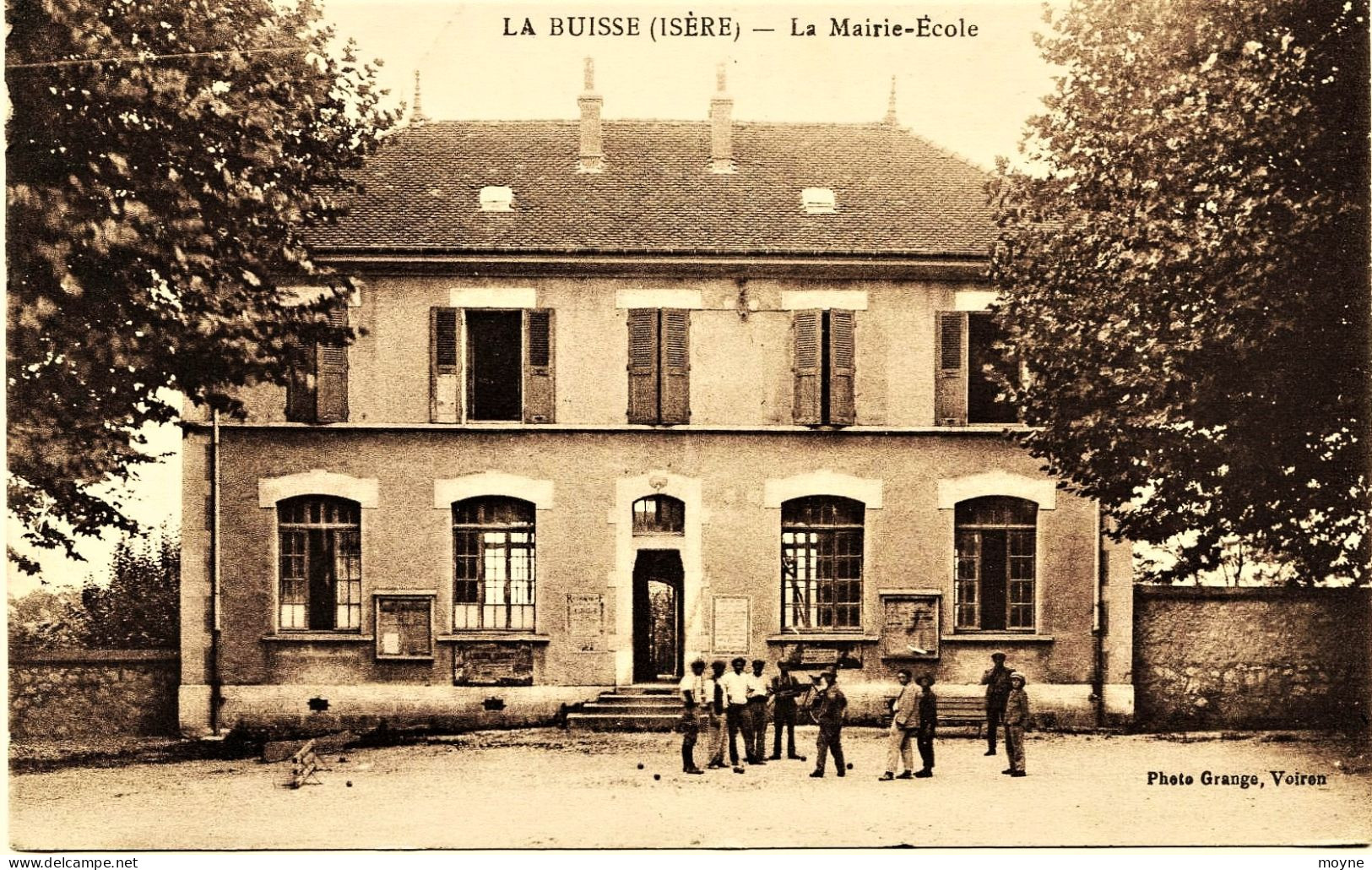 2343 - LA  BUISSE  :  JOUEURS DE BOULES DEVANT LA MAIRIE- ECOLE   Circulée En 1930 - Other & Unclassified