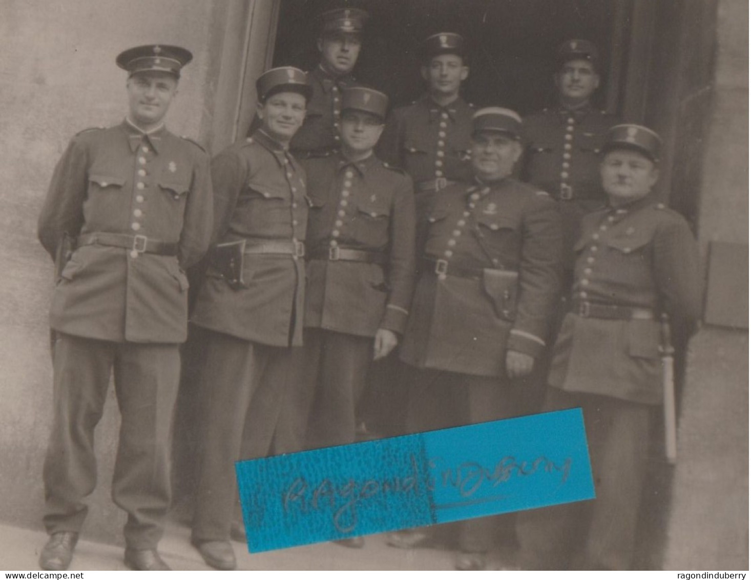 CPA PHOTO - 75 - PARIS (20ème) - POSTE De POLICE De BELLEVILLE En 1945 Et Ses POLICIERS Posant Pour La Photo - RARE - - Police - Gendarmerie