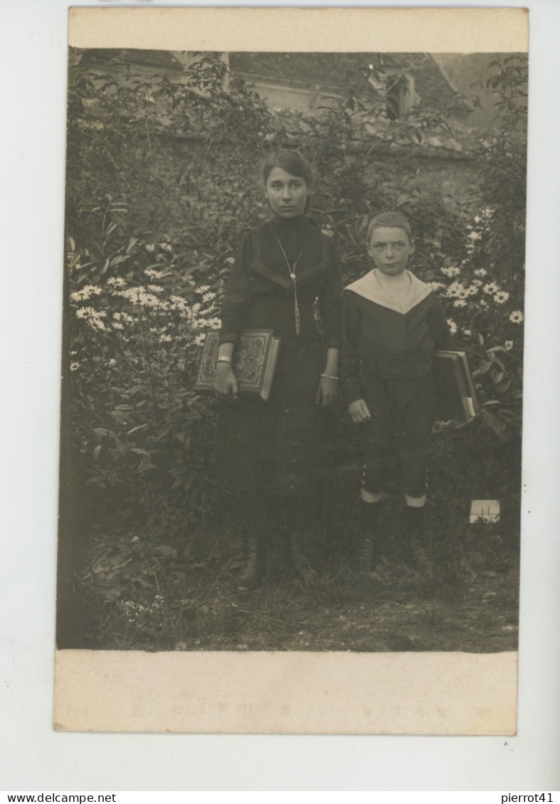 ENFANTS - Belle Carte Photo Enfants Jeunes écoliers Avec Livres Début XXème (non Située) - Portraits