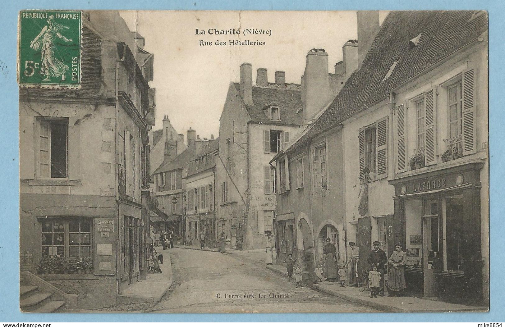 BA0079   CPA  LA CHARITE  (Nièvre)  Rue Des Hôtelleries   -  Animation  ++++ - La Charité Sur Loire