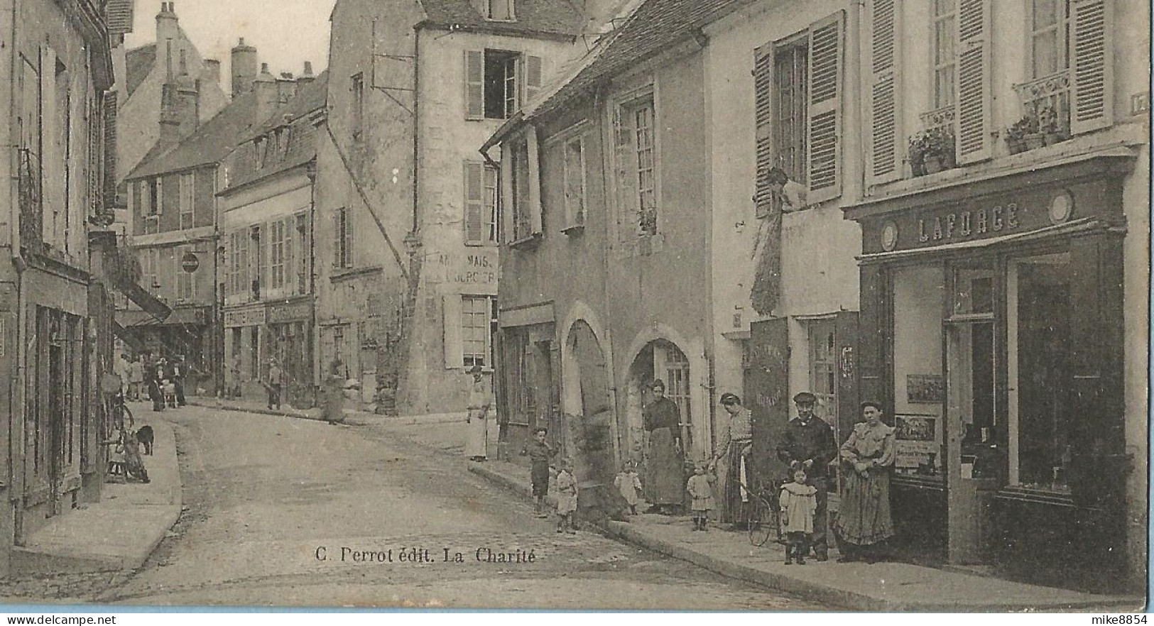 BA0079   CPA  LA CHARITE  (Nièvre)  Rue Des Hôtelleries   -  Animation  ++++ - La Charité Sur Loire