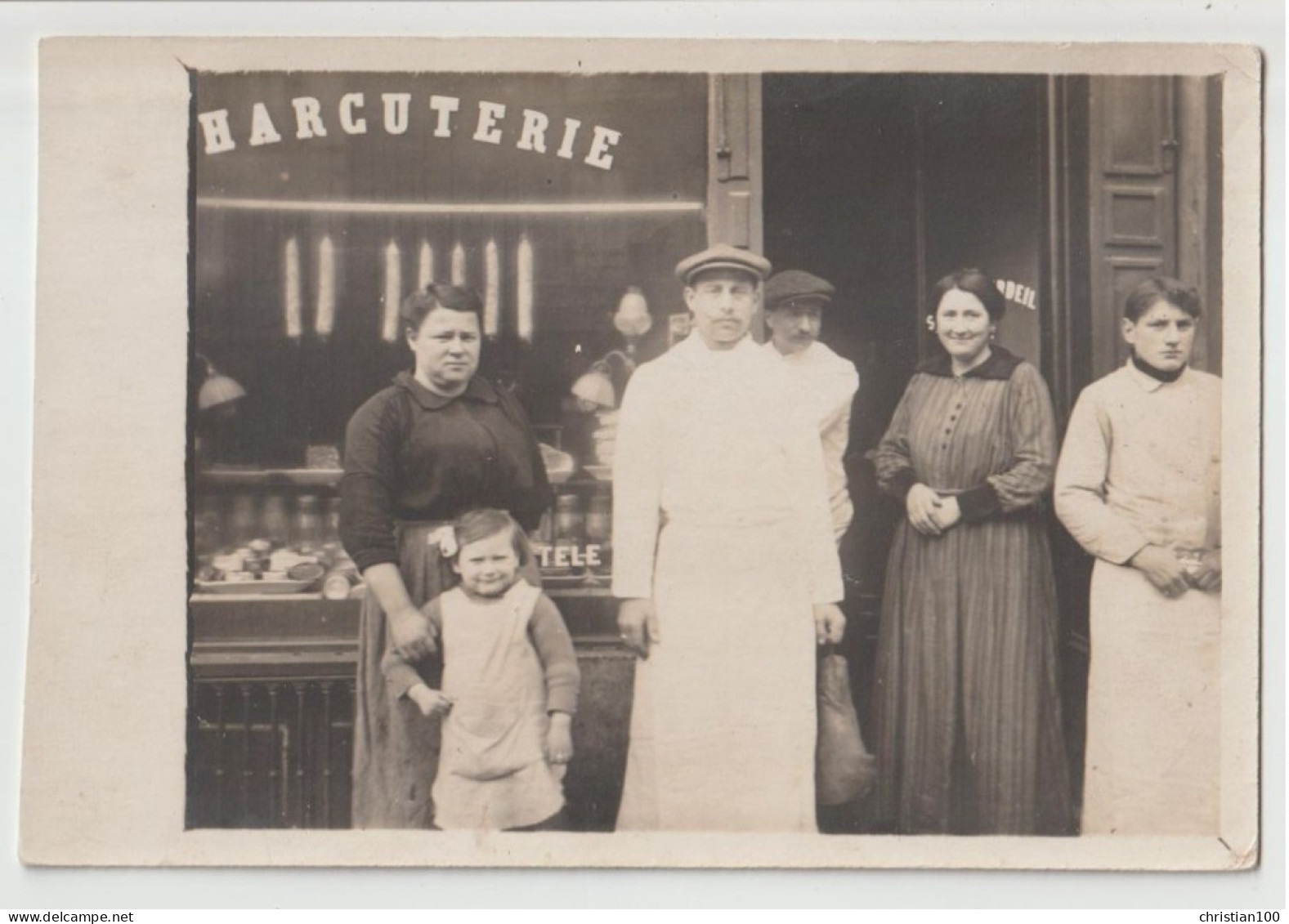 CARTE PHOTO - CHARCUTERIE - SAUCISSONS ET PATES EN VITRINE - MAISON ?...DEIL - LE CHARCUTIER ET SON APPRENTI -z 2 SCANS - A Identifier