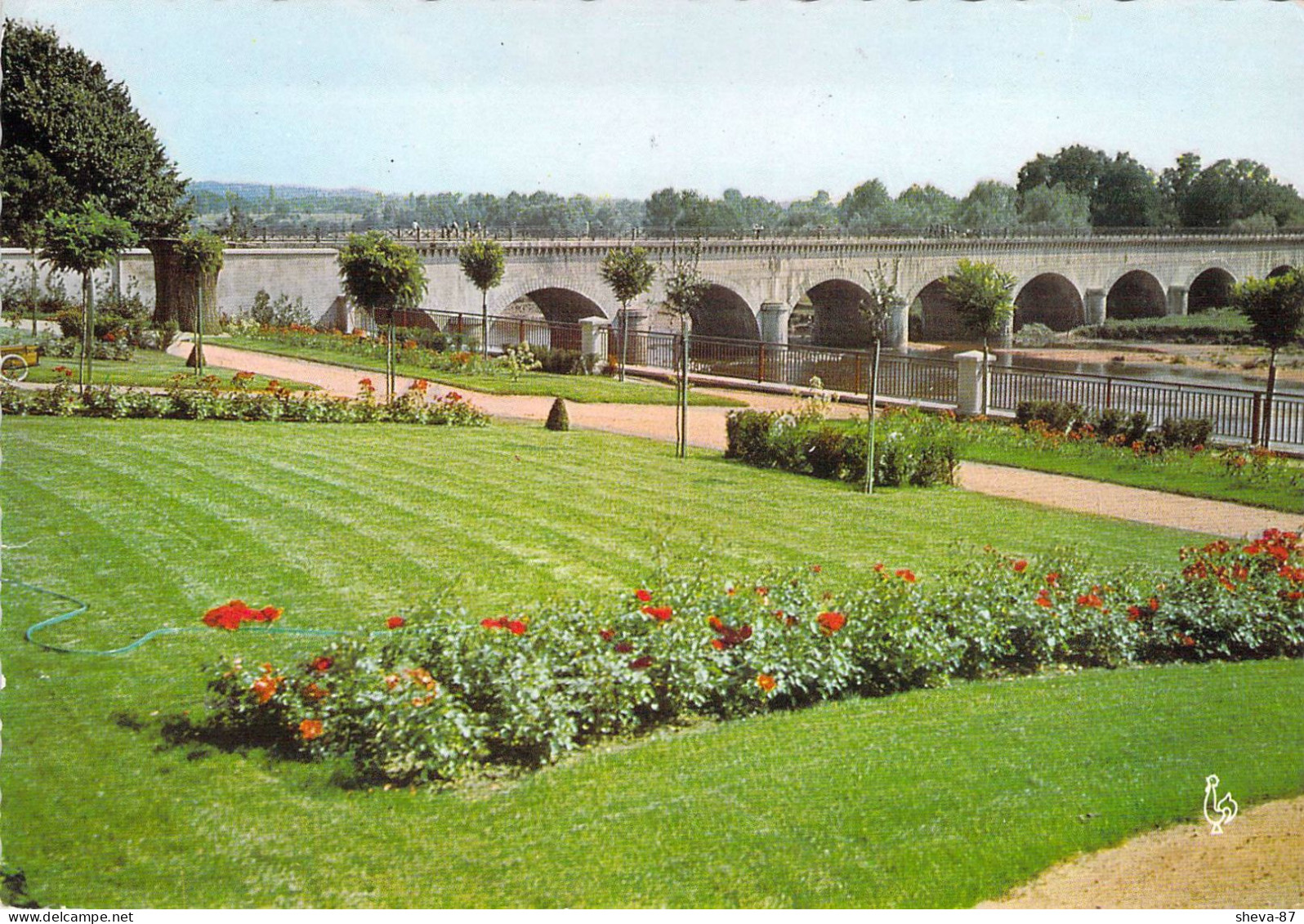71 - Digoin - Square Du 8 Mai 1945 Et Le Pont Aqueduc Sur La Loire - Digoin