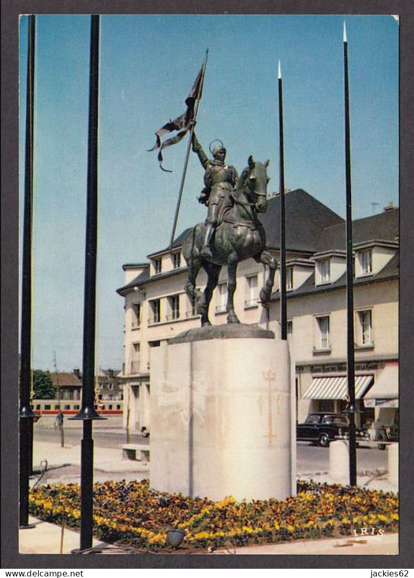 068822/ COMPIÈGNE, Statue De Jeanne D'Arc - Compiegne