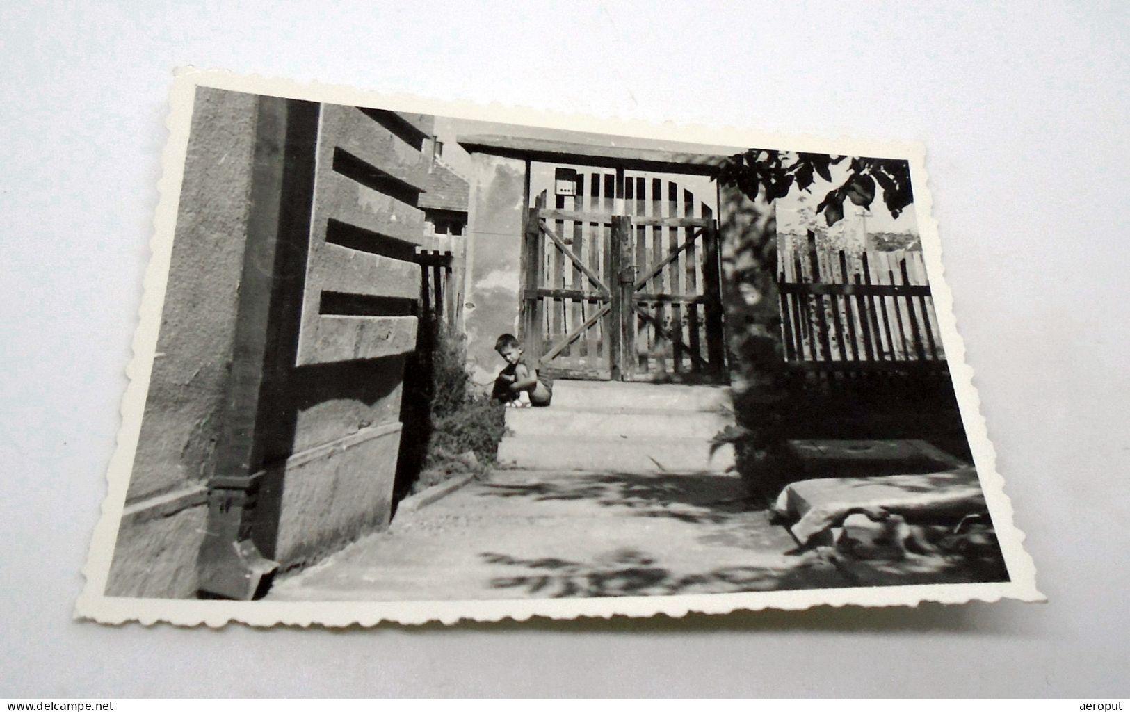 Photo Ancienne, Enfant, Un Garçon En Short Dans La Cour Intérieure, Ombre Forte - Personas Anónimos